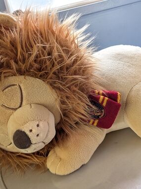 Harry Potter Gryffindor Sleeping Lion Plush with House Scarf NWOT